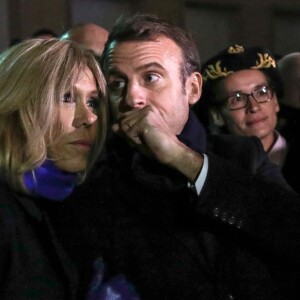 Le président de la République Française Emmanuel Macron et la Première dame Brigitte Macron assistent au lancement du spectacle son et lumière "Chroma" sur la façade de la cathédrale d'Amiens pour l'inauguration du cycle commémoratif du 800ème anniversaire de la cathédrale. Amiens, le 21 novembre 2019. © Stéphane Lemouton/Bestimage