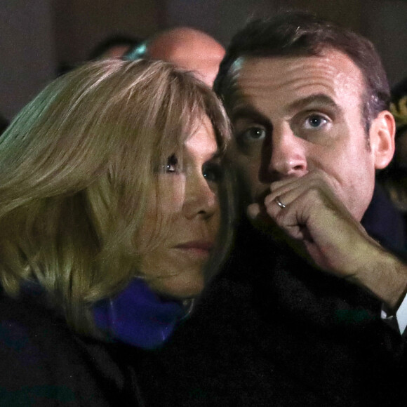 Le président de la République Française Emmanuel Macron et la Première dame Brigitte Macron assistent au lancement du spectacle son et lumière "Chroma" sur la façade de la cathédrale d'Amiens pour l'inauguration du cycle commémoratif du 800ème anniversaire de la cathédrale. Amiens, le 21 novembre 2019. © Stéphane Lemouton/Bestimage