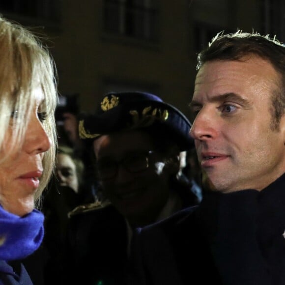 Le président de la République Française Emmanuel Macron et la Première dame Brigitte Macron assistent au lancement du spectacle son et lumière "Chroma" sur la façade de la cathédrale d'Amiens pour l'inauguration du cycle commémoratif du 800ème anniversaire de la cathédrale. Amiens, le 21 novembre 2019. © Stéphane Lemouton/Bestimage