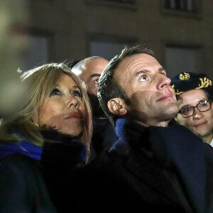 Le président de la République Française Emmanuel Macron et la Première dame Brigitte Macron assistent au lancement du spectacle son et lumière "Chroma" sur la façade de la cathédrale d'Amiens pour l'inauguration du cycle commémoratif du 800ème anniversaire de la cathédrale. Amiens, le 21 novembre 2019. © Stéphane Lemouton/Bestimage