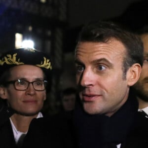 Le président de la République Française Emmanuel Macron et la Première dame Brigitte Macron assistent au lancement du spectacle son et lumière "Chroma" sur la façade de la cathédrale d'Amiens pour l'inauguration du cycle commémoratif du 800ème anniversaire de la cathédrale. Amiens, le 21 novembre 2019. © Stéphane Lemouton/Bestimage