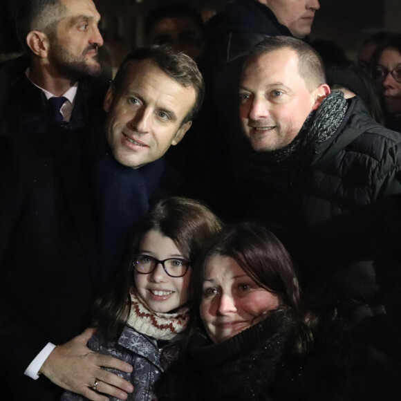 Le président de la République Française Emmanuel Macron et la Première dame Brigitte Macron assistent au lancement du spectacle son et lumière "Chroma" sur la façade de la cathédrale d'Amiens pour l'inauguration du cycle commémoratif du 800ème anniversaire de la cathédrale. Amiens, le 21 novembre 2019. © Stéphane Lemouton/Bestimage