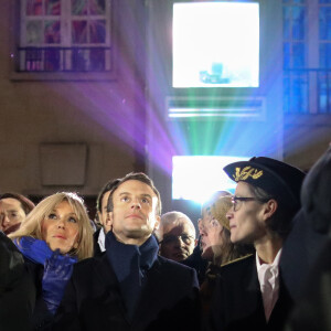 Le président de la République Française Emmanuel Macron et la Première dame Brigitte Macron assistent au lancement du spectacle son et lumière "Chroma" sur la façade de la cathédrale d'Amiens pour l'inauguration du cycle commémoratif du 800ème anniversaire de la cathédrale. Amiens, le 21 novembre 2019. © Stéphane Lemouton/Bestimage