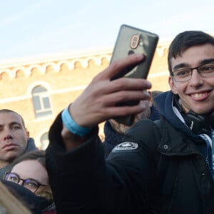 Le président Emmanuel Macron inaugure le nouveau pôle universitaire de la Citadelle et échanges avec des étudiants à l'Université de Picardie Jules Vernes à Amiens le 21 novembre 2019. © Isa Harsin / Pool / Bestimage