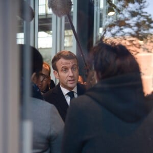 Le président Emmanuel Macron inaugure le nouveau pôle universitaire de la Citadelle et échanges avec des étudiants à l'Université de Picardie Jules Vernes à Amiens le 21 novembre 2019. © Isa Harsin / Pool / Bestimage