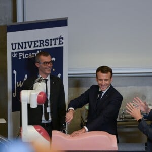 Le président Emmanuel Macron inaugure le nouveau pôle universitaire de la Citadelle et échanges avec des étudiants à l'Université de Picardie Jules Vernes à Amiens le 21 novembre 2019. © Isa Harsin / Pool / Bestimage