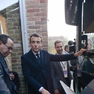 Le président Emmanuel Macron inaugure le nouveau pôle universitaire de la Citadelle et échanges avec des étudiants à l'Université de Picardie Jules Vernes à Amiens le 21 novembre 2019. © Isa Harsin / Pool / Bestimage