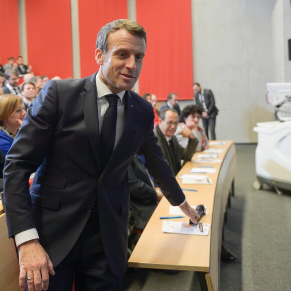 Le président Emmanuel Macron inaugure le nouveau pôle universitaire de la Citadelle et échanges avec des étudiants à l'Université de Picardie Jules Vernes à Amiens le 21 novembre 2019. © Isa Harsin / Pool / Bestimage