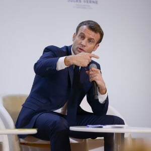 Le président Emmanuel Macron inaugure le nouveau pôle universitaire de la Citadelle et échanges avec des étudiants à l'Université de Picardie Jules Vernes à Amiens le 21 novembre 2019. © Isa Harsin / Pool / Bestimage