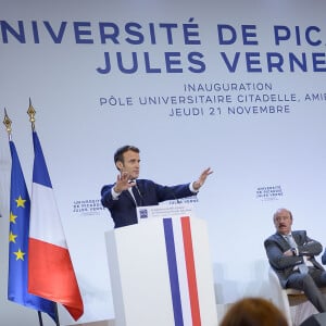 Le président Emmanuel Macron inaugure le nouveau pôle universitaire de la Citadelle et échanges avec des étudiants à l'Université de Picardie Jules Vernes à Amiens le 21 novembre 2019. © Isa Harsin / Pool / Bestimage