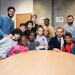 Visite de Madame Brigitte Macron et Adrien Taquet ( secrétaire d'État à la Protection de l'enfance) au centre social et culturel "La maison bleue"dans le 18ème dans le cadre du plan de lutte contre les violences faites aux enfants à Paris le 20 Novembre 2019. © Tristan Reynaud / Secrétariat d'Etat auprès de la Ministre des Solidarités et de la Santé via Bestimage