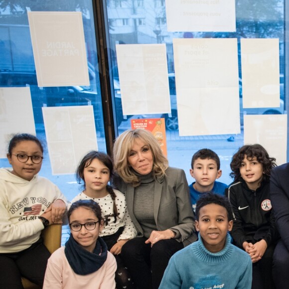Visite de Madame Brigitte Macron et Adrien Taquet ( secrétaire d'État à la Protection de l'enfance) au centre social et culturel "La maison bleue" dans le 18ème dans le cadre du plan de lutte contre les violences faites aux enfants à Paris le 20 Novembre 2019. © Tristan Reynaud / Secrétariat d'Etat auprès de la Ministre des Solidarités et de la Santé via Bestimage