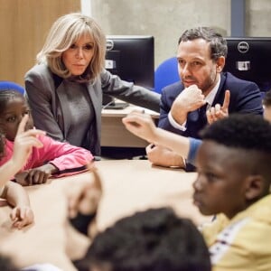 Visite de Madame Brigitte Macron et Adrien Taquet ( secrétaire d'État à la Protection de l'enfance) au centre social et culturel "La maison bleue" dans le 18ème dans le cadre du plan de lutte contre les violences faites aux enfants à Paris le 20 Novembre 2019. © Tristan Reynaud / Secrétariat d'Etat auprès de la Ministre des Solidarités et de la Santé via Bestimage