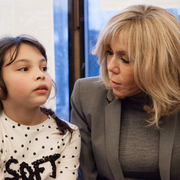 Visite de Madame Brigitte Macron et Adrien Taquet ( secrétaire d'État à la Protection de l'enfance) au centre social et culturel "La maison bleue" dans le 18ème dans le cadre du plan de lutte contre les violences faites aux enfants à Paris le 20 Novembre 2019. © Tristan Reynaud / Secrétariat d'Etat auprès de la Ministre des Solidarités et de la Santé via Bestimage