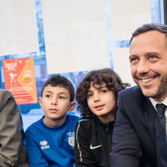 Visite de Madame Brigitte Macron et Adrien Taquet ( secrétaire d'État à la Protection de l'enfance) au centre social et culturel "La maison bleue"dans le 18ème dans le cadre du plan de lutte contre les violences faites aux enfants à Paris le 20 Novembre 2019. © Tristan Reynaud / Secrétariat d'Etat auprès de la Ministre des Solidarités et de la Santé via Bestimage