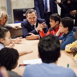 Visite de Madame Brigitte Macron et Adrien Taquet ( secrétaire d'État à la Protection de l'enfance) au centre social et culturel "La maison bleu" dans le 18ème dans le cadre du plan de lutte contre les violences faites aux enfants à Paris le 20 Novembre 2019. © Tristan Reynaud / Secrétariat d'Etat auprès de la Ministre des Solidarités et de la Santé via Bestimage