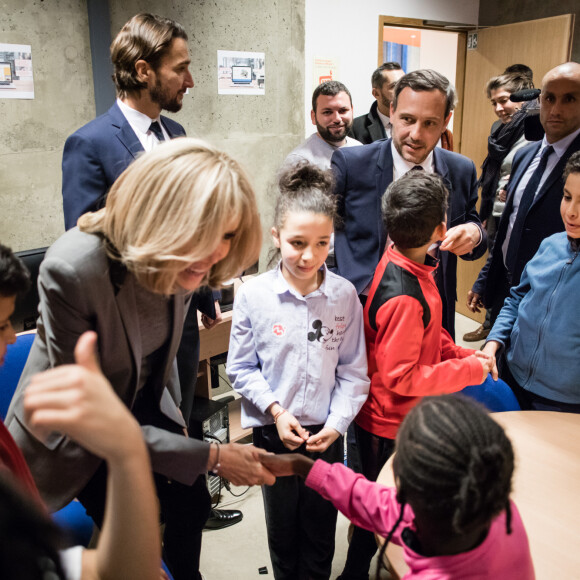 Visite de Madame Brigitte Macron et Adrien Taquet ( secrétaire d'État à la Protection de l'enfance) au centre social et culturel La maison bleue dans le 18ème dans le cadre du plan de lutte contre les violences faites aux enfants à Paris le 20 Novembre 2019. © Tristan Reynaud / Secrétariat d'Etat auprès de la Ministre des Solidarités et de la Santé via Bestimage