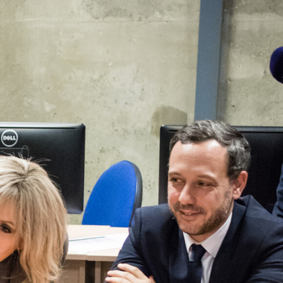 Visite de Madame Brigitte Macron et Adrien Taquet ( secrétaire d'État à la Protection de l'enfance) au centre social et culturel "La maison bleue" dans le 18ème dans le cadre du plan de lutte contre les violences faites aux enfants à Paris le 20 Novembre 2019. © Tristan Reynaud / Secrétariat d'Etat auprès de la Ministre des Solidarités et de la Santé via Bestimage
