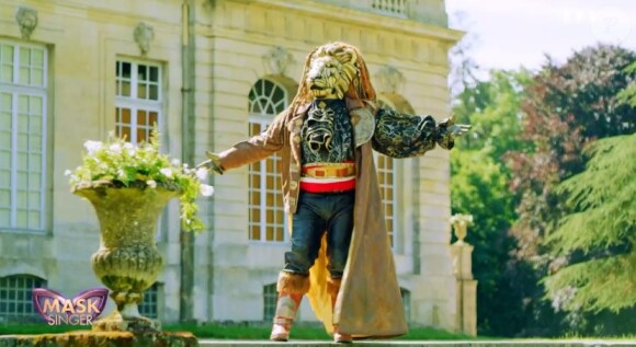 Portrait et performance du Lion, personnage de "Mask Singer", sur TF1.