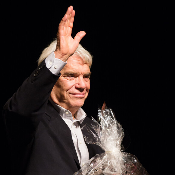 Bernard Tapie donne une conférence "Qui est le vrai Bernard Tapie" au Forum de Liège, Belgique, le 27 septembre 2018, du directeur sportif à l'âme d'artiste, de la personnalité influente, à la maladie, il nous raconte son histoire sans détours et surtout sans remords, dans une salle de 700 personnes... Il a évoqué son plus grand combat et sa plus grande douleur de vie... sa maladie...Il affirme avoir voulu mettre fin à ses jours et confie qu'il en a marre de se sentir si mal certains jours, mais que heureusement sa femme était là pour le soutenir. Il dit être fort et a annoncé son voeux de remonter sur les planches l'année prochaine avec un grand projet sur lequel il travaille actuellement. Quant à la politique, il dit ne plus vouloir en faire, c'est un monde beaucoup trop cruel a t-il cité. Il a aussi évoqué son amour pour la belgique... "ce que j'aime en Belgique c'est que les gens qui font des choses sérieuses, ne se prennent pas au sérieux, contrairement aux français"! © Alain Rolland/ImageBuzz/Bestimage27/09/2018 - Liège