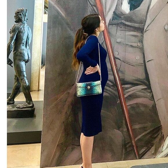 Anouchka Delon, enceinte, découvre l'exposition Huysmans, de Degas à Grünewald, au Musée d'Orsay, à Paris, le 24 novembre 2019. 