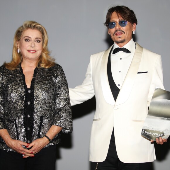 Catherine Deneuve (Présidente du jury) et Johnny Depp - Cérémonie d'hommage à l'acteur J. Depp pour l'ensemble de sa carrière juste avant la projection du film "Waiting For The Barbarians" lors du 45ème festival du Cinéma Américain de Deauville le 8 septembre 2019. J. Depp a reçu un prix, remis par la Présidente du jury C. Deneuve. © Denis Guignebourg/Bestimage