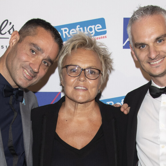 Exclusif - Nicolas Noguier (Président du Refuge), Muriel Robin et Frédéric Gal (Directeur Général du Refuge) - 2ème soirée de Gala au profit de l'association nationale "Le Refuge" et de ses actions de soutien aux jeunes LGBT+ victimes d'homophobie ou de transphobie, au théâtre des Folies Bergère à Paris, le 18 novembre 2019. © Gorassini/Perusseau/Bestimage