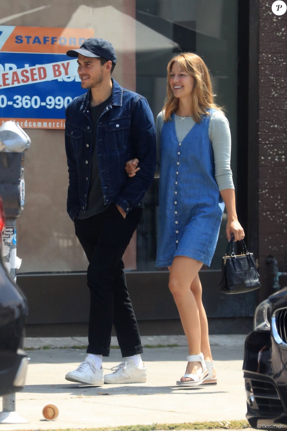 Chris Wood Et Melissa Benoist Exclusif - Les acteurs de la série SuperGirl Melissa Benoist et son  compagnon Chris Wood à la sortie d'un café local, les amoureux se promènent  main dans la mai - Purepeople