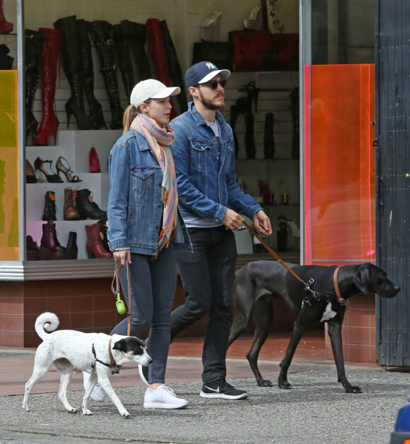 Exclusif - Melissa Benoist, Supergirl, se balade avec son compagnon Chris Wood et les chiens à Vancouver le 15 avril 2018.