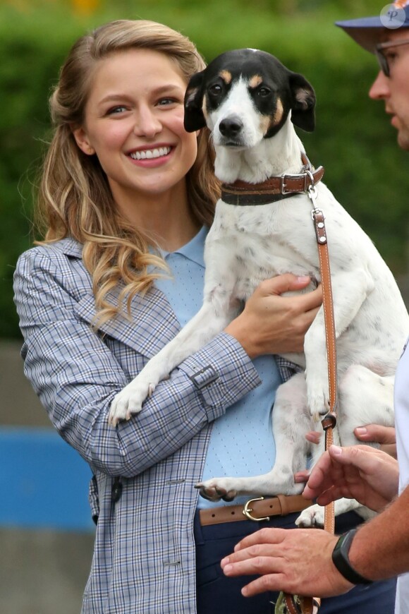 Melissa Benoist avec son chien Farley sur le tournage de la série "Supergirl" à Vancouver, Canada, le 30 août 2017.