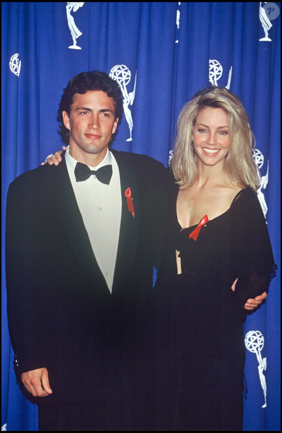 Archives - Andrew Shue et heather Locklear à la cérémonie des Emmy Awards. Los Angeles. Le 21 septembre 1993.