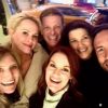 Réunion "Melrose Place" - Daphne Zuniga, Josie Bissett, Laura Leighton, Doug Savant, Andrew Shue et Courtney Thorne-Smith se retrouvent dans un bar. New York. Le 27 novembre 2019.