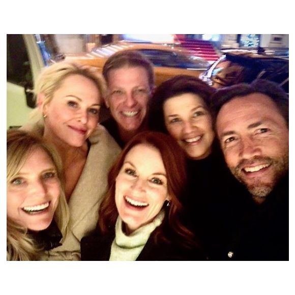 Réunion "Melrose Place" - Daphne Zuniga, Josie Bissett, Laura Leighton, Doug Savant, Andrew Shue et Courtney Thorne-Smith se retrouvent dans un bar. New York. Le 27 novembre 2019.