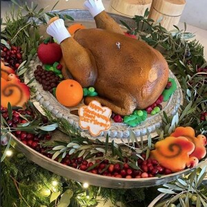 Le créateur Tommy Hilfiger et son épouse Dee ont offert à Kris Jenner un gâteau pour Thanksgiving. Novembre 2019.