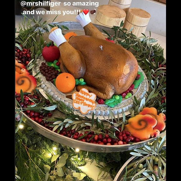 Le créateur Tommy Hilfiger et son épouse Dee ont offert à Kris Jenner un gâteau pour Thanksgiving. Novembre 2019.