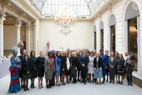 Brigitte et Emmanuel Macron lors d'un déjeuner autour des femmes ambassadeurs en poste à Paris. Octobre 2019.