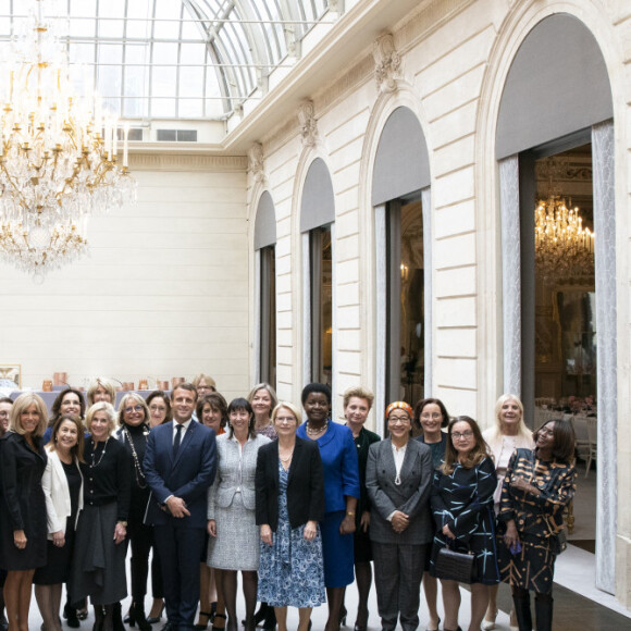 Brigitte et Emmanuel Macron lors d'un déjeuner autour des femmes ambassadeurs en poste à Paris. Octobre 2019.