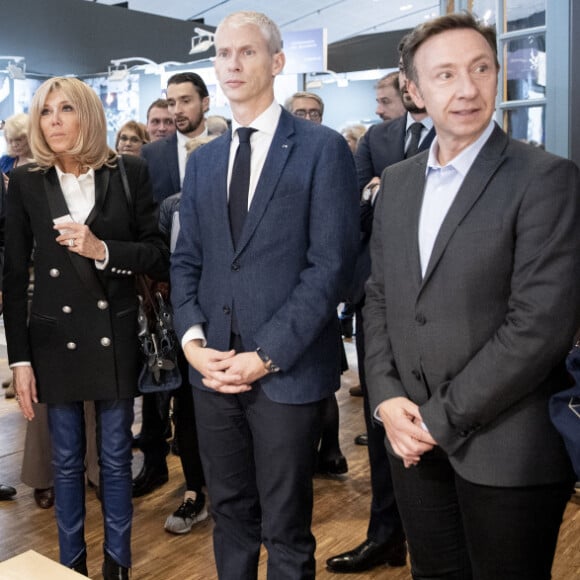 Brigitte Macron lors de la visite du Salon International du Patrimoine Culturel aux côtés de Franck Riester, ministre de la Culture, et Stéphane Bern, Carrousel du Louvre, le 24 octobre 2019.