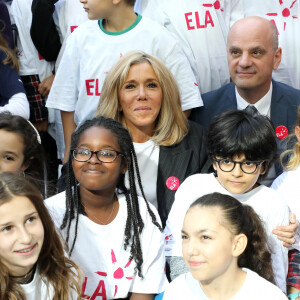 Léonie, âgée de 14 ans (T-shirt bleu ELA) , Brigitte Macron, Jean-Michel Blanquer, ministre de l'éducation nationale lors de la dictée d'ELA lors de sa 16ème édition au Collège Suzanne Lacore à Paris à une classe de 6ème le 14 octobre 2019. Cette dictée est le lancement officiel de la campagne "Mets Tes Baskets et bats la maladie" à l'école. © Dominique Jacovides / Bestimage