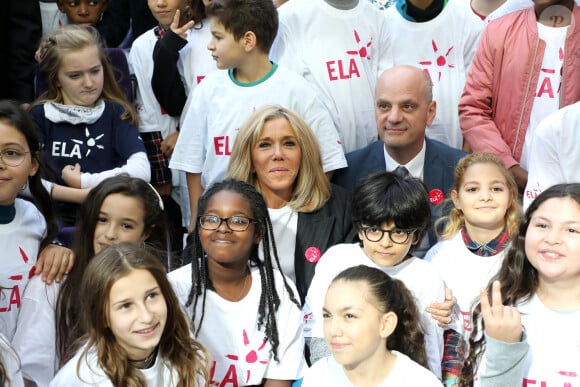 Léonie, âgée de 14 ans (T-shirt bleu ELA) , Brigitte Macron, Jean-Michel Blanquer, ministre de l'éducation nationale lors de la dictée d'ELA lors de sa 16ème édition au Collège Suzanne Lacore à Paris à une classe de 6ème le 14 octobre 2019. Cette dictée est le lancement officiel de la campagne "Mets Tes Baskets et bats la maladie" à l'école. © Dominique Jacovides / Bestimage