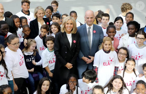 Léonie, âgée de 14 ans accompagnée de ses parents (Francis et Stéphanie), Brigitte Macron, Jean-Michel Blanquer, ministre de l'éducation nationale lors de la dictée d'ELA lors de sa 16ème édition au Collège Suzanne Lacore à Paris à une classe de 6ème le 14 octobre 2019. Cette dictée est le lancement officiel de la campagne "Mets Tes Baskets et bats la maladie" à l'école. © Dominique Jacovides / Bestimage 