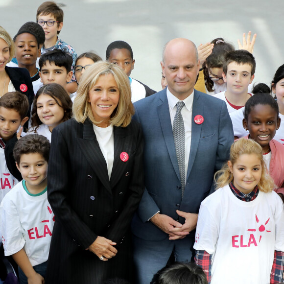 Léonie, âgée de 14 ans accompagnée de ses parents (Francis et Stéphanie), Brigitte Macron, Jean-Michel Blanquer, ministre de l'éducation nationale lors de la dictée d'ELA lors de sa 16ème édition au Collège Suzanne Lacore à Paris à une classe de 6ème le 14 octobre 2019. Cette dictée est le lancement officiel de la campagne "Mets Tes Baskets et bats la maladie" à l'école. © Dominique Jacovides / Bestimage 