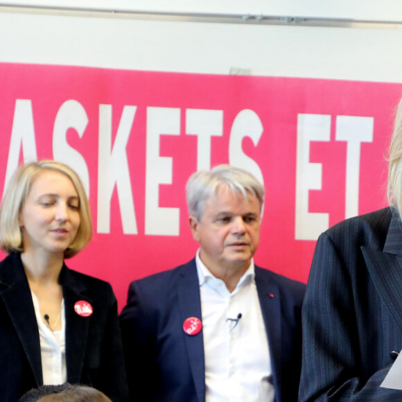Léonie, âgée de 14 ans accompagnée de ses parents (Francis et Stéphanie), Guy Alba, le président de l'association ELA, Nicolas Mathieu (Goncourt 2018), auteur de la dictée d'ELA, Brigitte Macron lors de la dictée d'ELA lors de sa 16ème édition au Collège Suzanne Lacore à Paris à une classe de 6ème le 14 octobre 2019. Cette dictée est le lancement officiel de la campagne "Mets Tes Baskets et bats la maladie" à l'école. © Dominique Jacovides / Bestimage