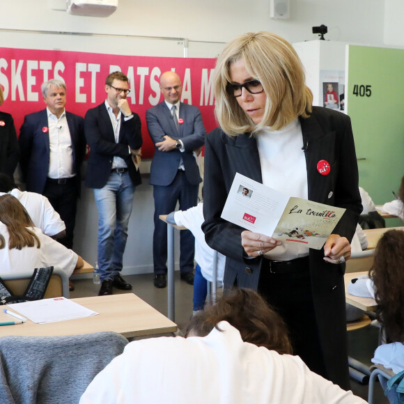 Guy Alba, le président de l'association ELA, Nicolas Mathieu (Goncourt 2018), auteur de la dictée d'ELA, Jean-Michel Blanquer, ministre de l'éducation nationale, Brigitte Macron lors de la dictée d'ELA lors de sa 16ème édition au Collège Suzanne Lacore à Paris à une classe de 6ème le 14 octobre 2019. Cette dictée est le lancement officiel de la campagne "Mets Tes Baskets et bats la maladie" à l'école. © Dominique Jacovides / Bestimage