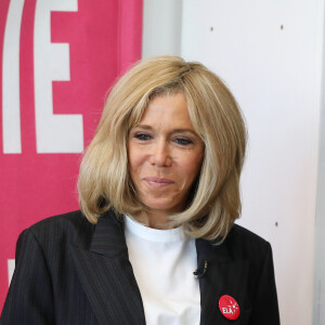La première dame Brigitte Macron lors de la dictée d'ELA lors de sa 16ème édition au Collège Suzanne Lacore à Paris à une classe de 6ème le 14 octobre 2019. Cette dictée est le lancement officiel de la campagne "Mets Tes Baskets et bats la maladie" à l'école. © Dominique Jacovides / Bestimage