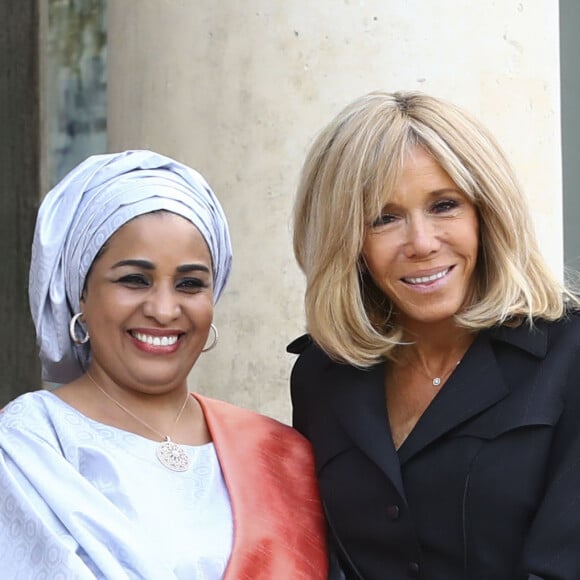 Brigitte Macron reçoit Lalla Malika Issoufou, la femme du président du Niger, au palais de l'Elysée à Paris le 9 octobre 2019. © Gwendoline Le Goff / Panoramic / Bestimage
