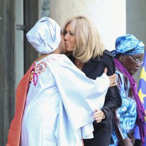 Brigitte Macron reçoit Lalla Malika Issoufou, la femme du président du Niger, au palais de l'Elysée à Paris le 9 octobre 2019. © Gwendoline Le Goff / Panoramic / Bestimage