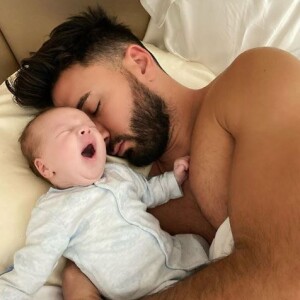 Thomas Vergara fait une petite sieste avec son fils Milann dans ses bras, sur Instagram, le 14 novembre 2019.