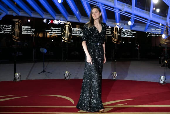 Marion Cotillard, habillée d'une robe Chanel (collection prêt-à-porter printemps-été 2020), assiste à la cérémonie d'ouverture de la 18ème édition du Festival International du Film de Marrakech (FIFM), le 29 novembre 2019. © Romuald Meigneux/Bestimage