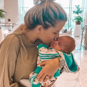 Jessica Thivenin avec son fils Maylone dans les bras, le 24 novembre 2019, sur Instagram